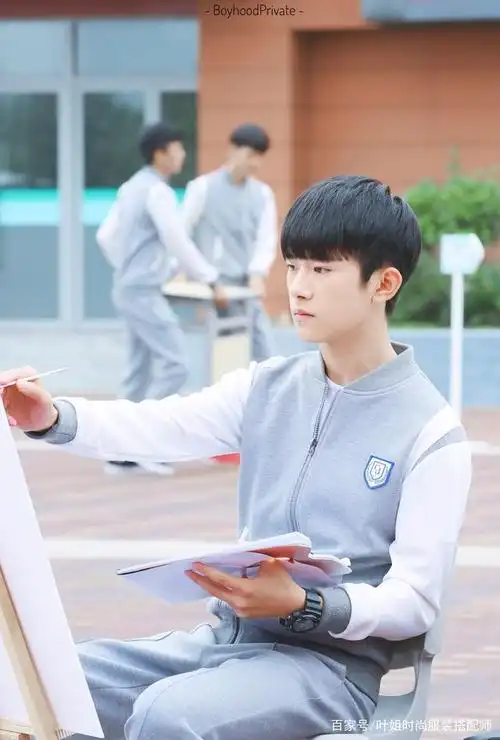 易烊千玺从青涩少年褪变成翩翩青年,校园的青涩照帅到爆