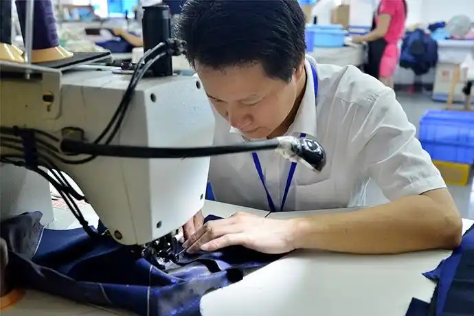 一套西服让你自信到春节,深圳龙岗专业量身西服定制工厂