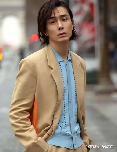 因为不满韩娱的种种潜规则,李承铉选择将中国作为发展重心,毅然与韩国