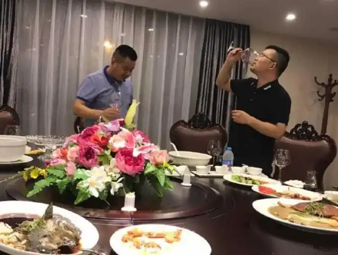 酒局应酬喝酒免不了最好掌握几招有效的解酒方法才能稳站酒局