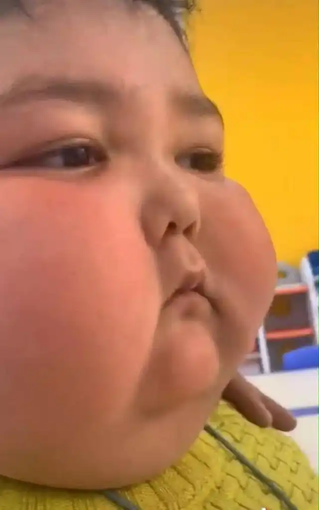 妈妈声称儿子是正宗"屁桃脸",有图有真相,网友:可爱的过头了|小男孩