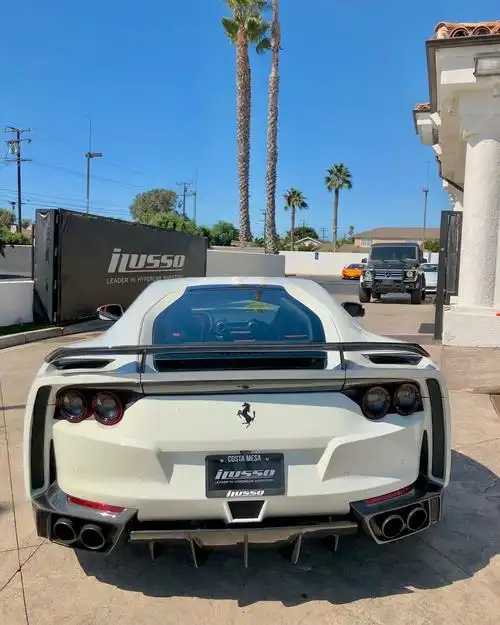 白色跃马法拉利 812 superfast改装.