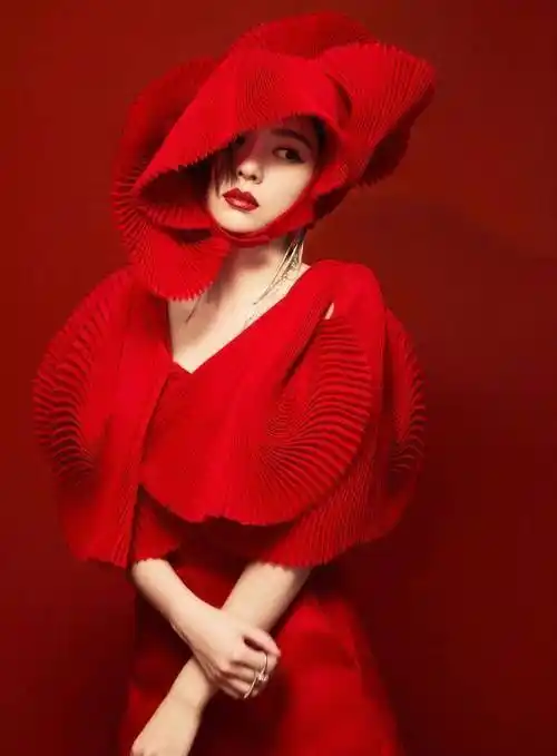 张靓颖用扇子装辞旧迎新,把"百折不挠"穿身上,重生决心有点大_衣服_设