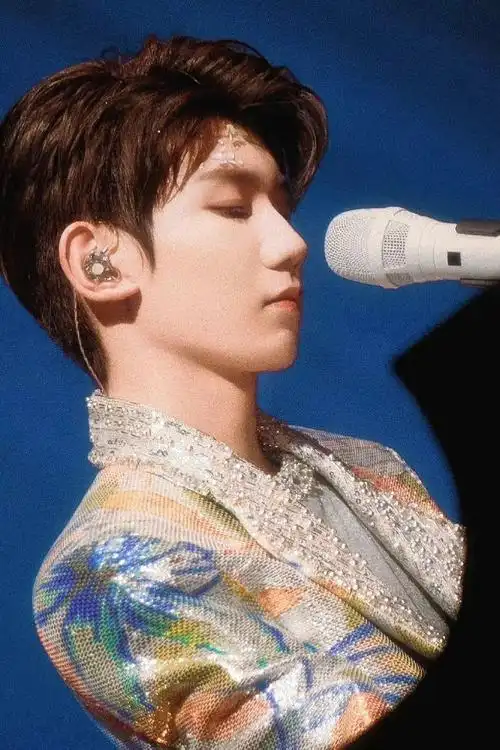 王源侧脸绝了下颔线绝绝子