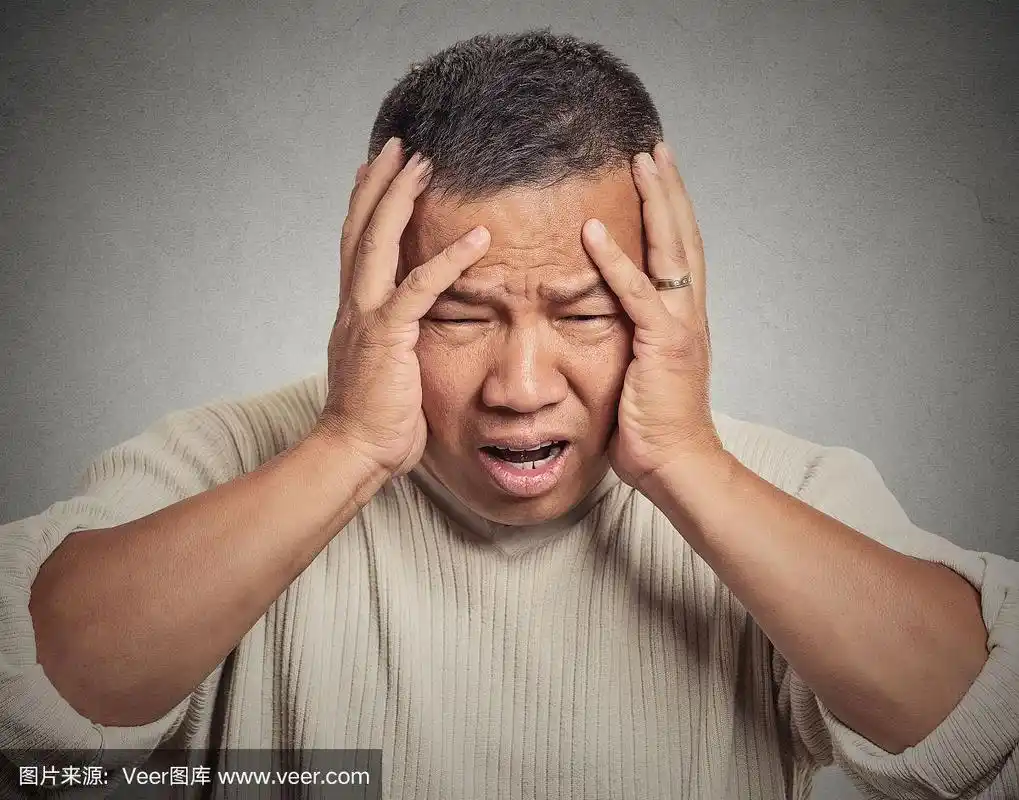 心烦意乱,压力大,生病,疲惫的中年男人头痛