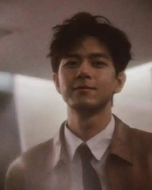 李现超话📸#李现国色芳华#2025/01/14 ins 更新一则"活动随拍…"