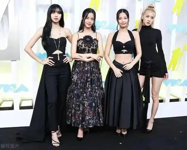 而blackpink的其他三位成员jennie,rose和jisoo都会续约,还表示目前