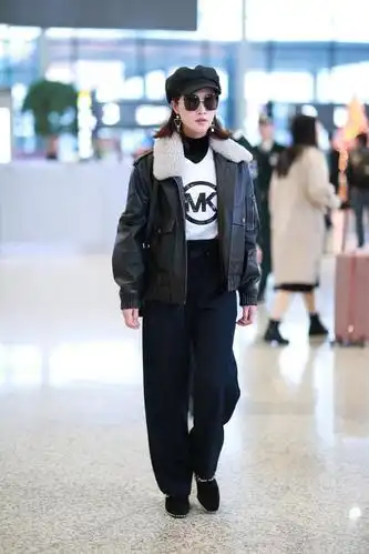蓝盈莹走机场,黑色皮衣搭配阔腿裤,29岁穿出成熟魅力