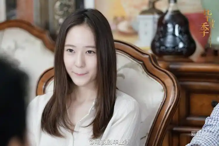 [郑秀晶][新闻]160816 《毕业季》剧照大放送 冉爷抿嘴卖萌睡觉根本停