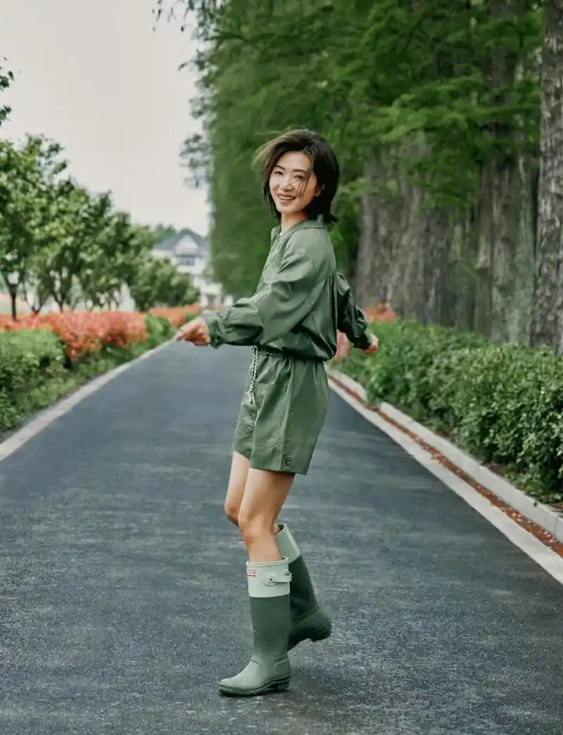 工作室晒出万茜在现场的营业照,活泼好动很有精气神,就等着节目正式播