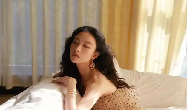 内娱颜值天花板倪妮穿衬衫素颜开会白到发光大佬坐姿真牛