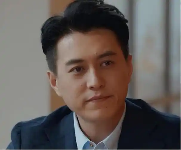 靳东算不算顶级美男子?看他和黄晓明,胡歌等人的合照就知道了