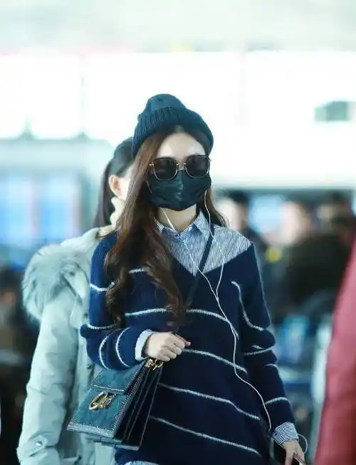 赵丽颖机场太会营造层次毛衣叠穿衬衫心机露一截下摆真潮