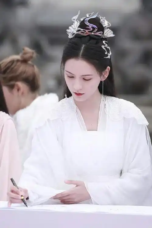 张予曦 一袭白衣古装十分柔美,仿佛仙女降临人间一般. ?_网易订阅