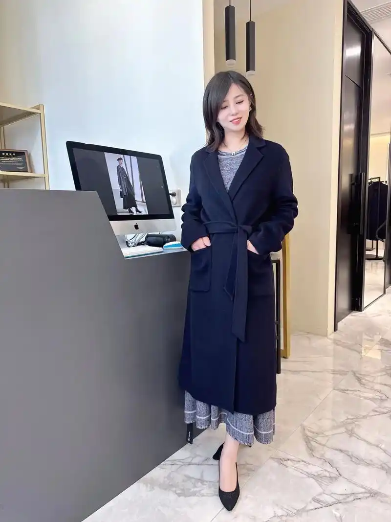 藏蓝色羊绒,是永不过时的经典.100%山羊绒大衣,是你衣柜中 - 抖音