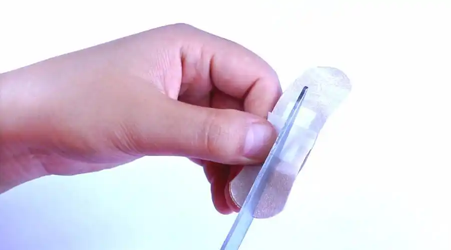 用了10几年才知道,贴创可贴中间要这样裁一刀,难怪以前总是掉