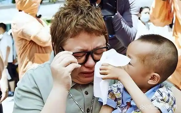 接受过韩红资助的孩子不计其数,韩红收养的孩子数量达到了300多人.