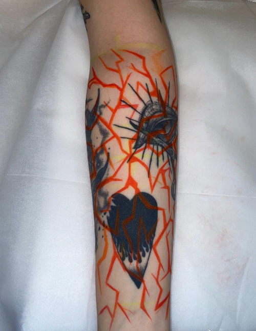 手臂个性裂纹肉雕纹身设计