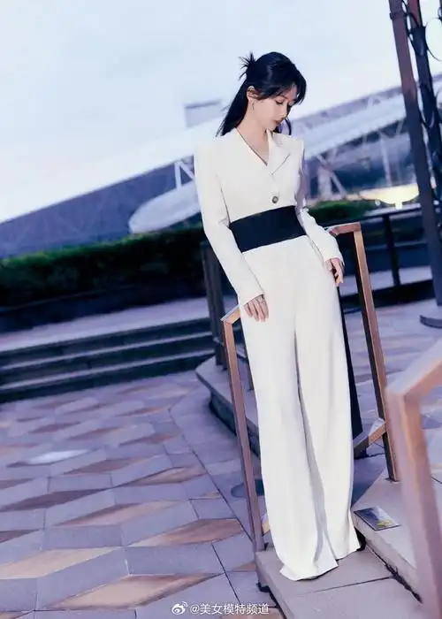 杨紫身穿白色西装写真释出半马尾造型俏皮中带着温柔