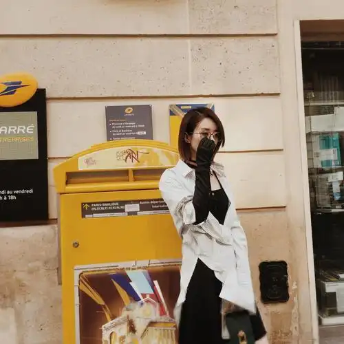 赵丽颖长裙巴黎街拍美翻天与巴黎小伙躲猫猫