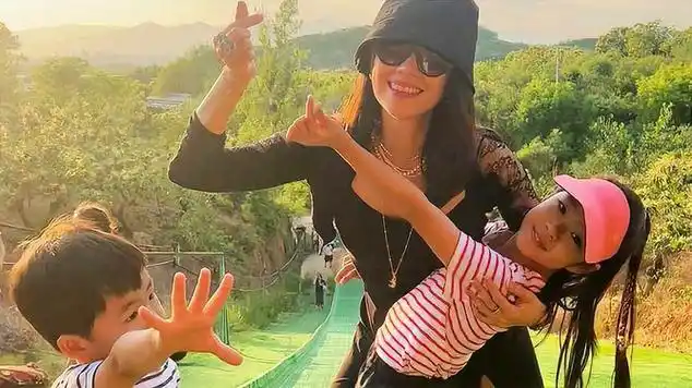 醒醒元气活泼黏妈妈,二胎小儿子罕露脸|醒醒(汪峰章子怡女儿)|宋庆龄