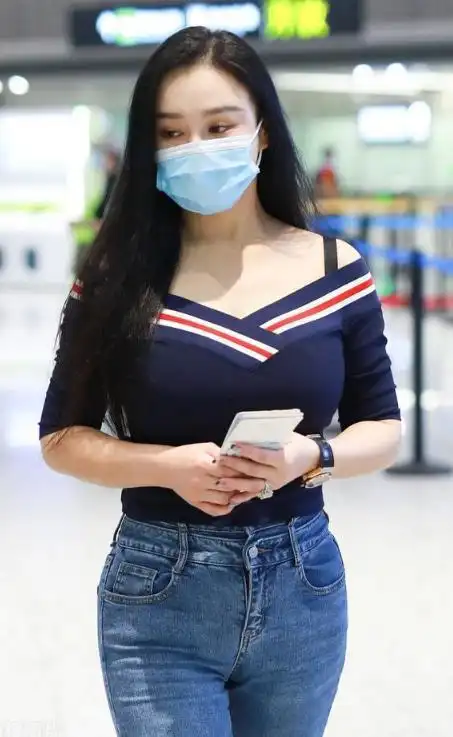 拳王娇妻冉莹颖,穿紧身礼服大秀丰满身材,拼接半透明蕾丝太迷人|抹胸