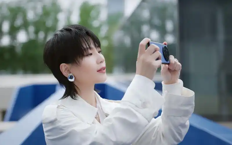 听说周笔畅眼中的世界是蓝色的