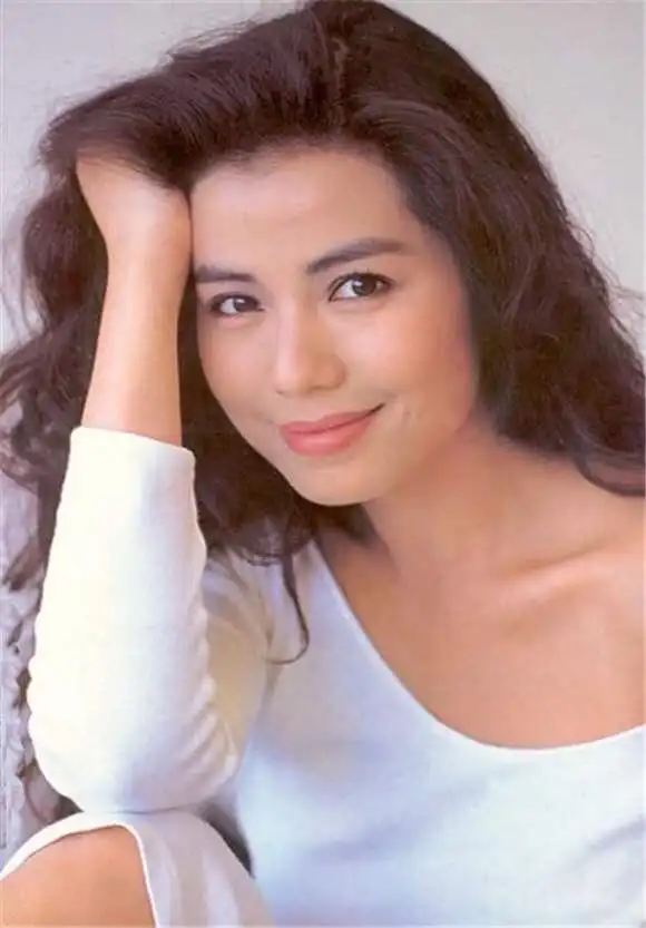 钟楚红小时候家里不太富裕,为了家里的生计,她在19