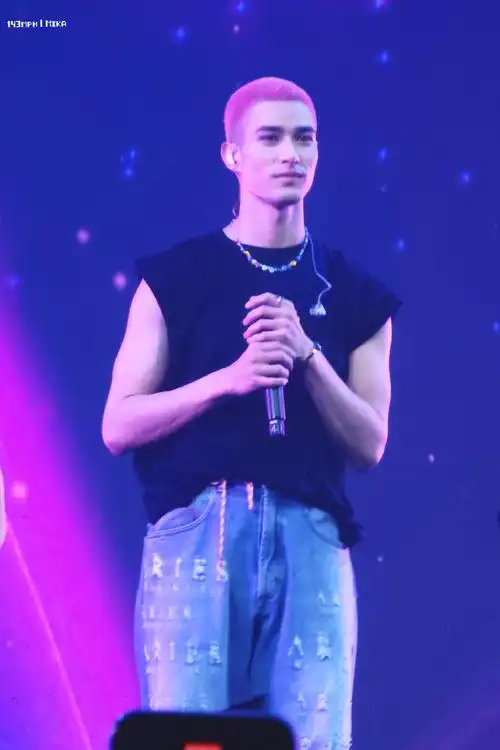 米卡寸头粉发##into1泰国演唱会第二场