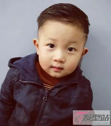 小男孩两边剃发型酷炫吸睛秒变小潮男