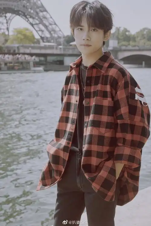 易烊千玺巴黎街拍塞纳河畔左岸的咖啡;我手一杯品尝你的美 @tfboy