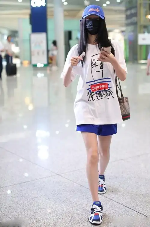 原创女明星t恤"搭配大赛",邓紫棋酷爱露脐装,杨幂爱搭短裙秀长腿