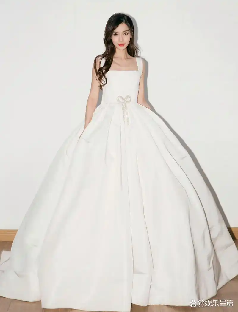 杨颖angelababy# 露肩礼服,温柔优雅,闪着耀眼的光