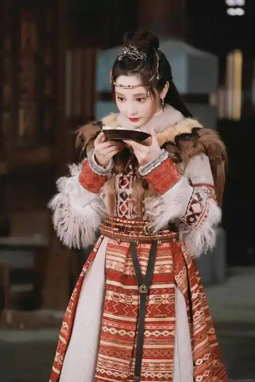 彭小苒星河长明红衣造型绝美一整个梦回东宫