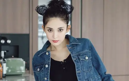 古力娜扎慵懒居家写真高清桌面壁纸