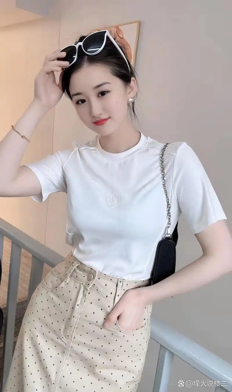 白底黑点套裙,优雅与趣味的完美邂逅 🌸  在这简约而不简单的季节里