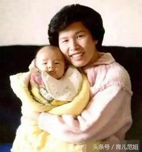 杨紫妈妈的照片很有年代感,是不是想起了自己的妈妈年轻时候的照片