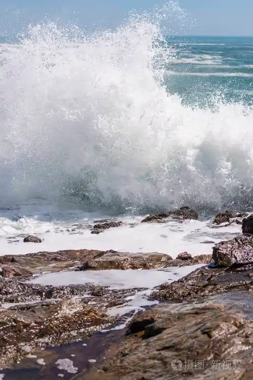 海浪在岸边的岩石