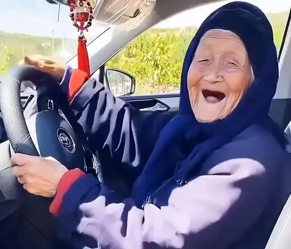 她是全网最调皮的老太太,102岁高龄却天天调皮捣蛋,能跑能闹能跳能笑