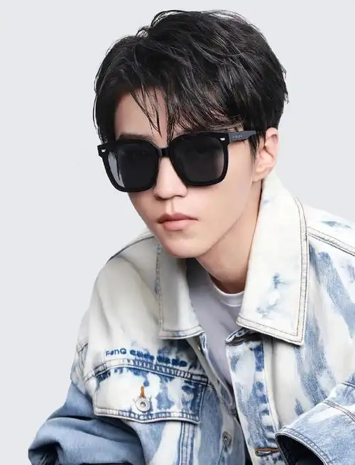 tfboys-王俊凯演绎feng chen wang 2021早春系列双重染色解构牛仔夹克