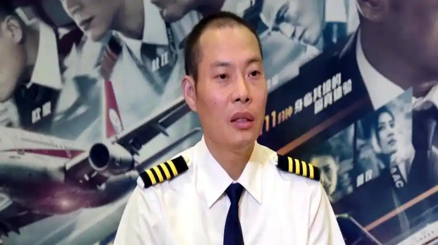 《中国机长》原型刘传健回应:飞机穿云的情节安排是否合理-娱乐视频