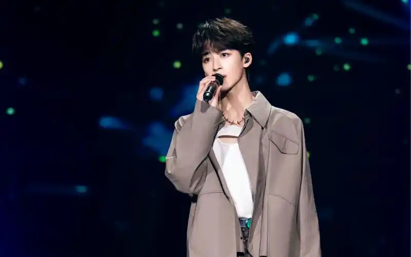 【何洛洛 | 舞台】220813「环游宇宙   blank」 舞台首秀