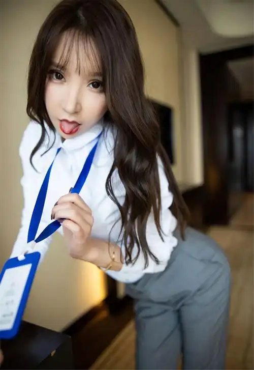 原创魔鬼般的火辣身材这样的美女你会让她做你的女秘书吗