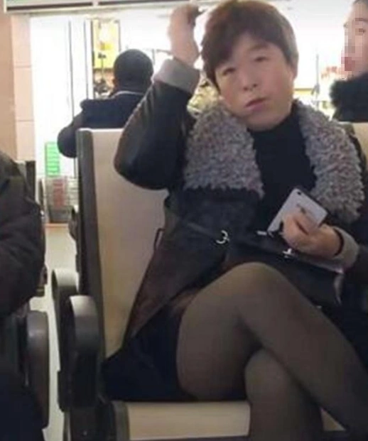 "青岛贵妇"巧遇对手,黄渤本尊亲自回应,言语间一箭双雕显情商