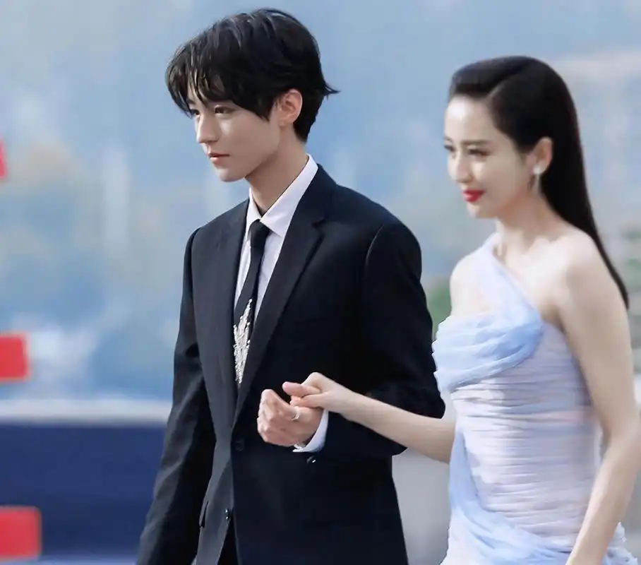 王一博与刘雯神仙同框,气质毫不输超模,这对豪门姐弟能排第几?