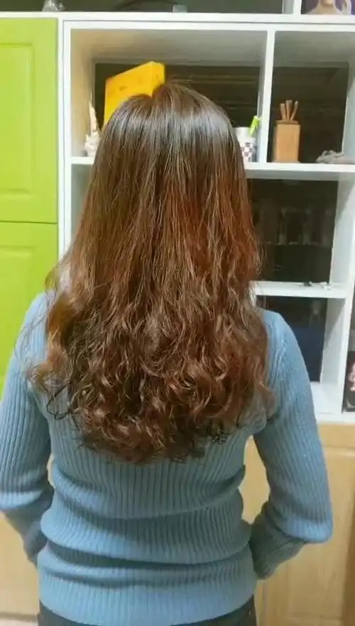 漂亮的栗棕色刚洗出来的,植物染发就是这么简单.