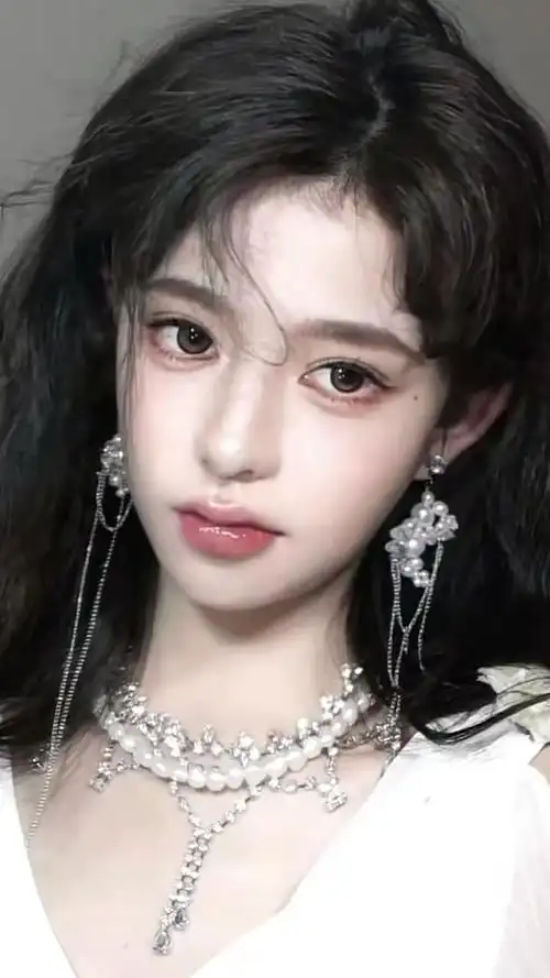 鞠婧祎仿妆,我见犹怜的清冷易碎感