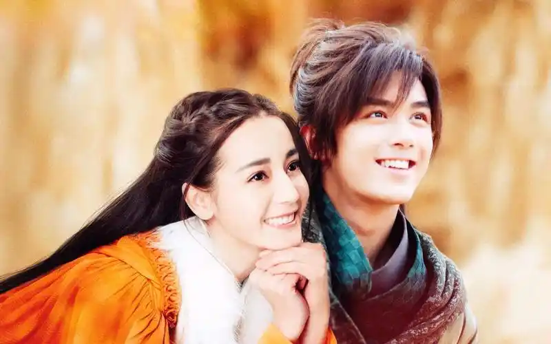 q2:迪丽热巴给吴磊整理头发,你觉得他们两个有cp感吗?