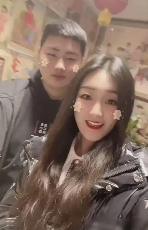 大衣哥儿媳还晒出两口子的自拍,陈亚男披散着长发,化着淡妆出镜