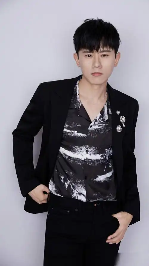 歌手张杰,歌声好听非常好听,认真负责的奶爸,来看帅照